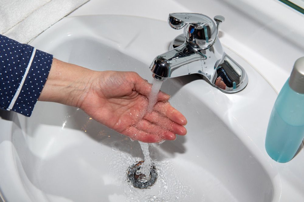 Vérifier température eau lavabo Facembrace
